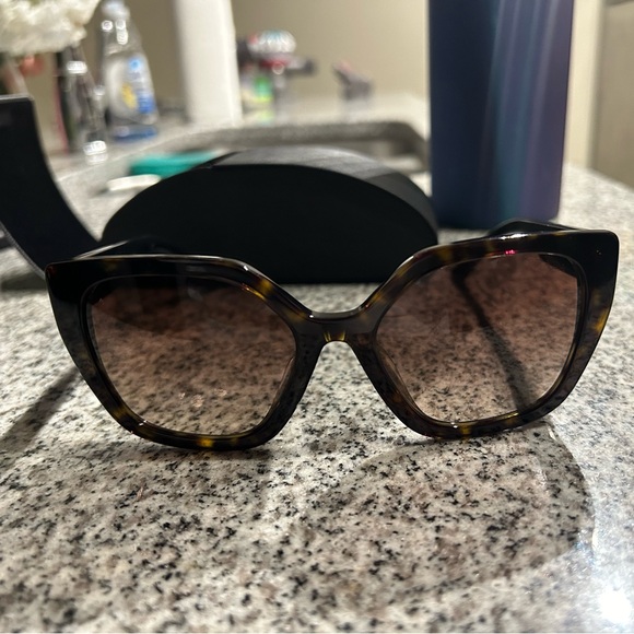 Never worn Prada butterfly tortoise pattern sunglasses - Picture 3 of 7
